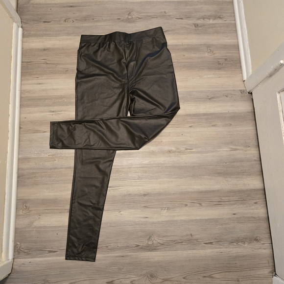 Black Faux Leather Leggings Size M - Picture 5 of 6